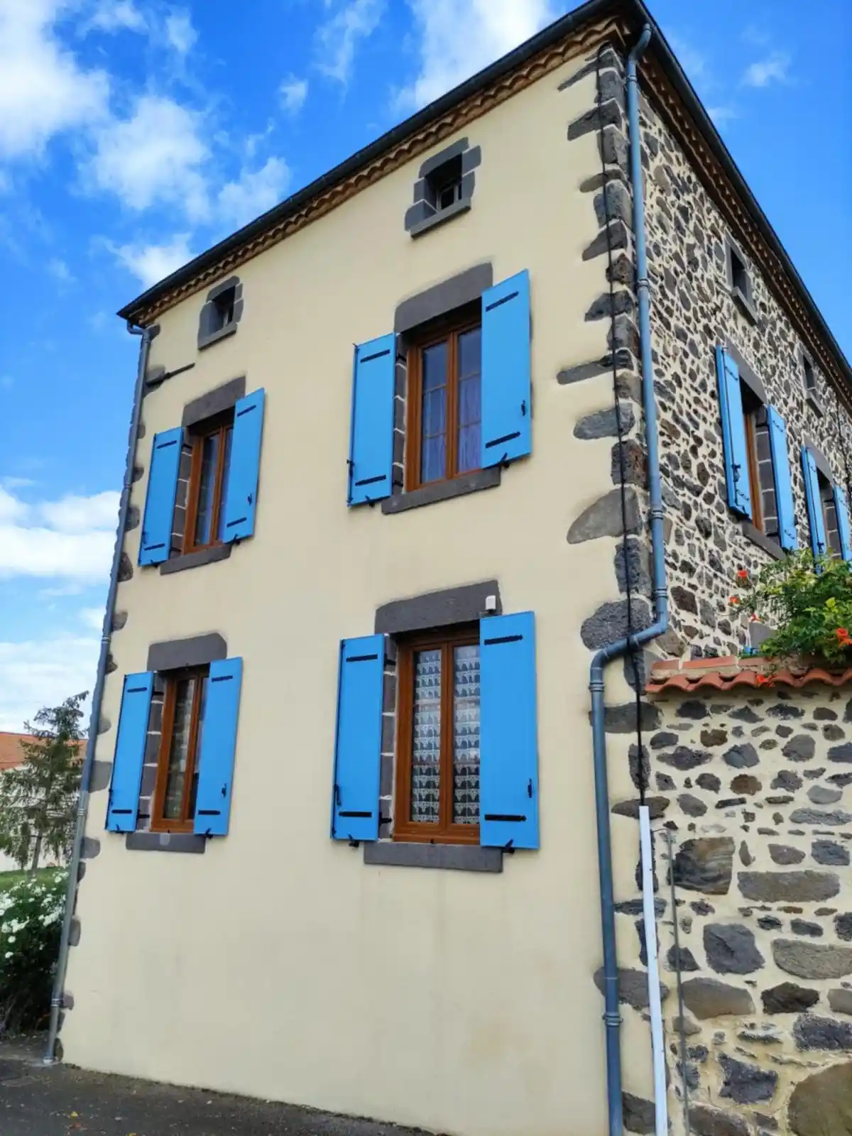 Pose de fenêtres sur mesure dans une maison à Issoire