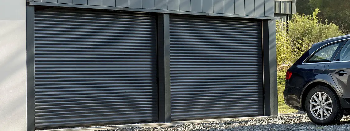 Portes de garage de couleur foncée, pose par AZ Fermetures